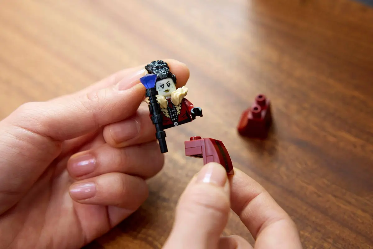 LEGO Icons 11383 Mayor Manor set, image 12