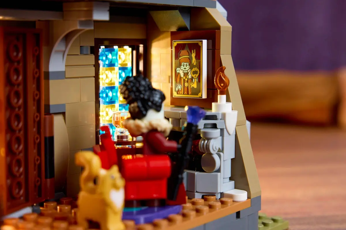 LEGO Icons 11383 Mayor Manor set, image 11