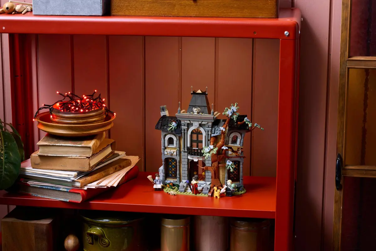 LEGO Icons 11383 Mayor Manor set, image 15
