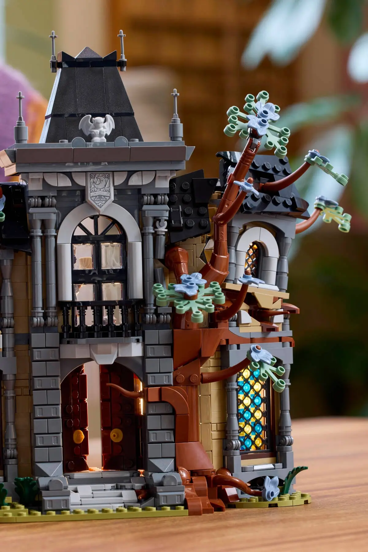 LEGO Icons 11383 Mayor Manor set, image 7