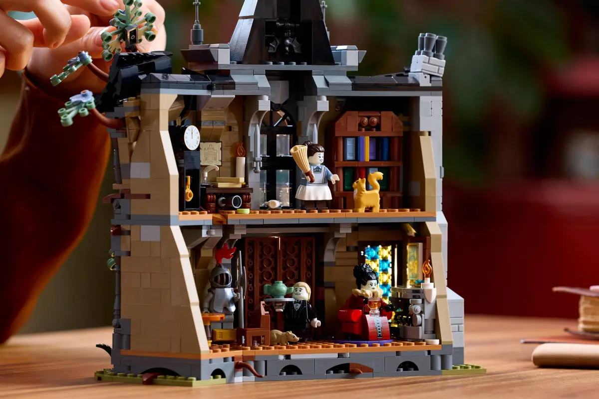 LEGO Icons 11383 Mayor Manor set, image 9