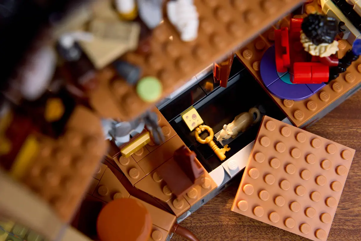 LEGO Icons 11383 Mayor Manor set, image 10