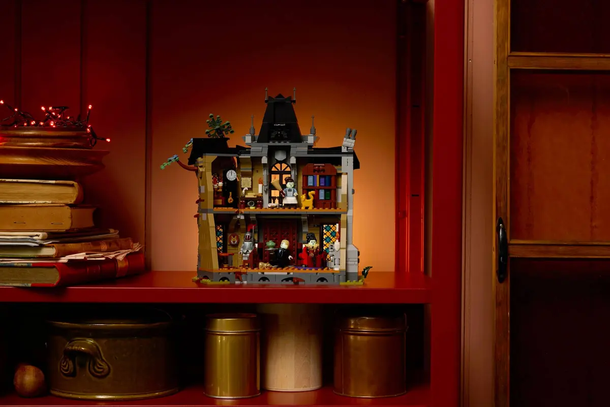 LEGO Icons 11383 Mayor Manor set, image 17