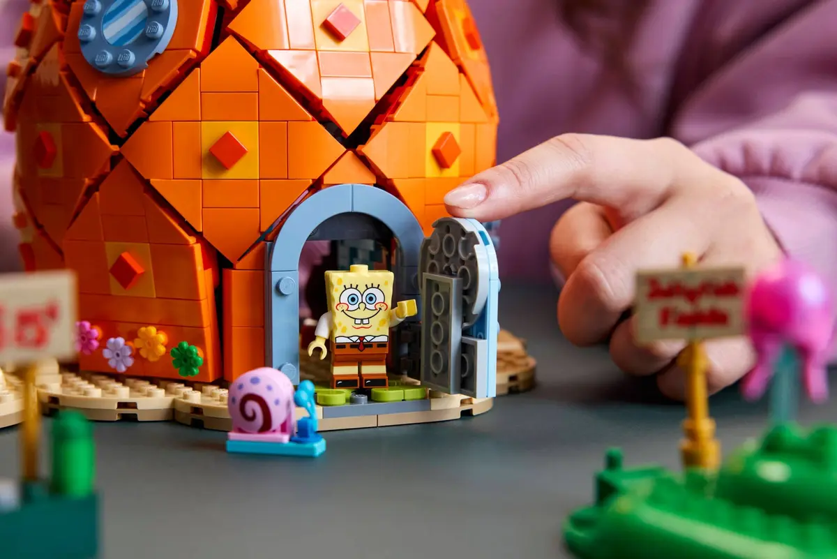 LEGO Icons 11386 SpongeBob SquarePants: Bikini Bottom set, image 8