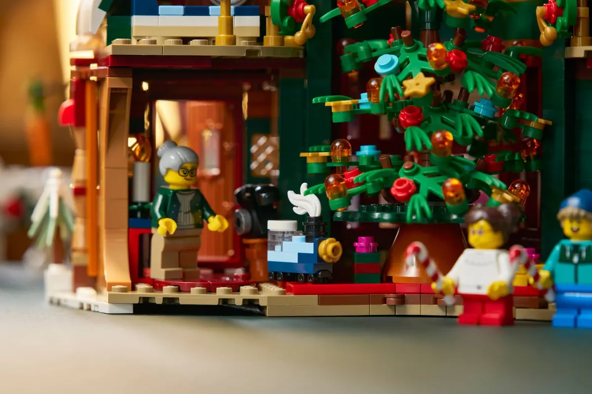 LEGO Icons 11387 Holiday House set, image 8