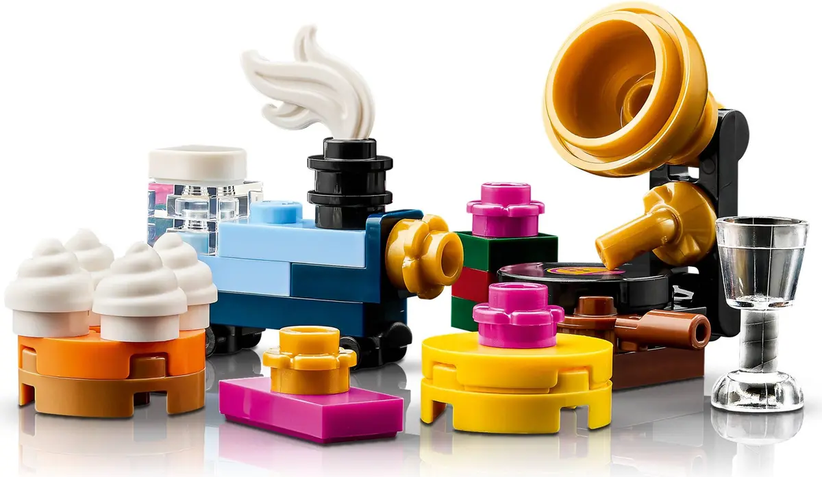 LEGO Icons 11387 Holiday House set, image 15