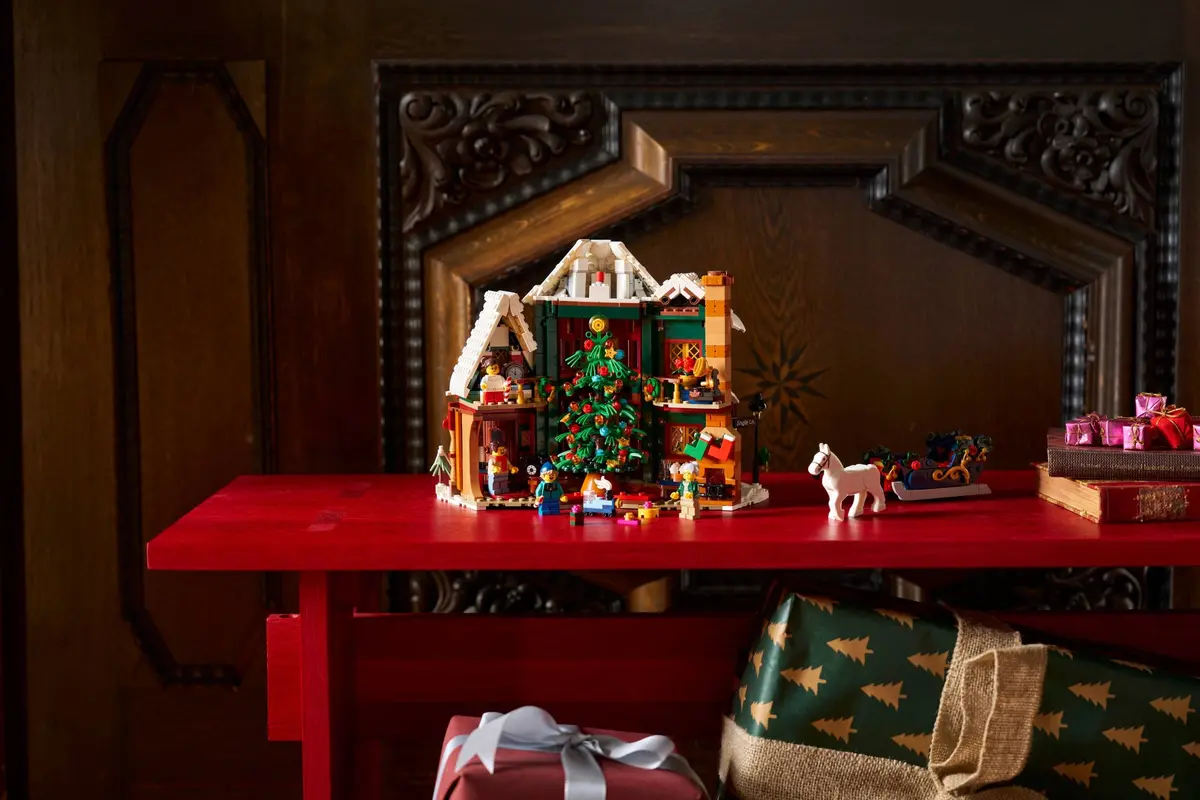 LEGO Icons 11387 Holiday House set, image 13