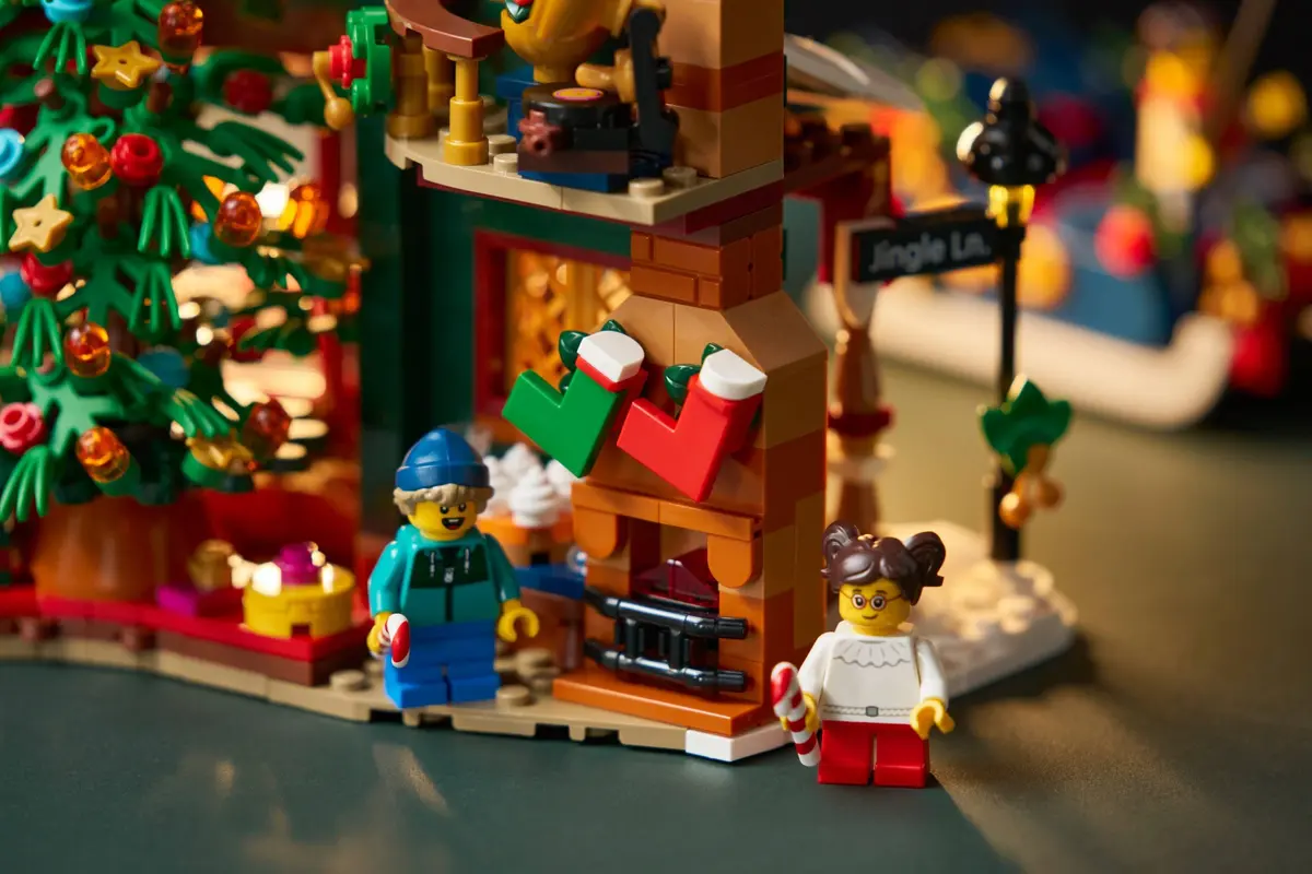 LEGO Icons 11387 Holiday House set, image 9