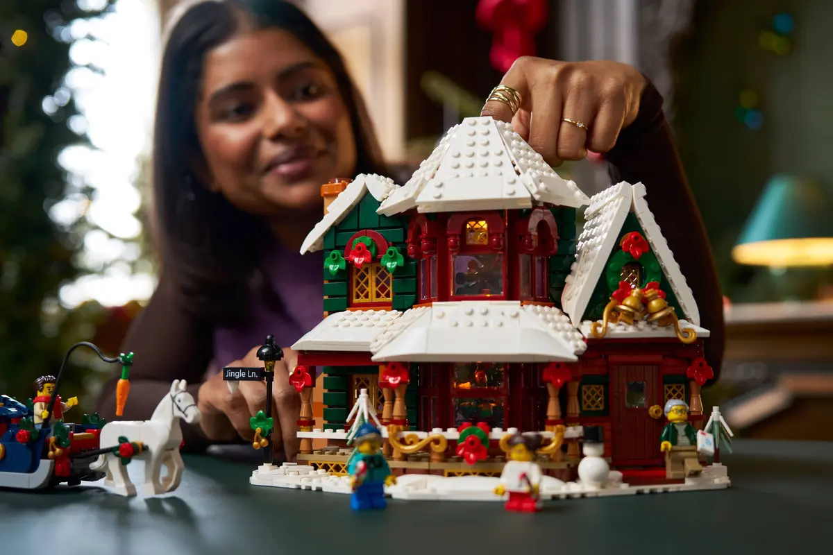 LEGO Icons 11387 Holiday House set, image 7
