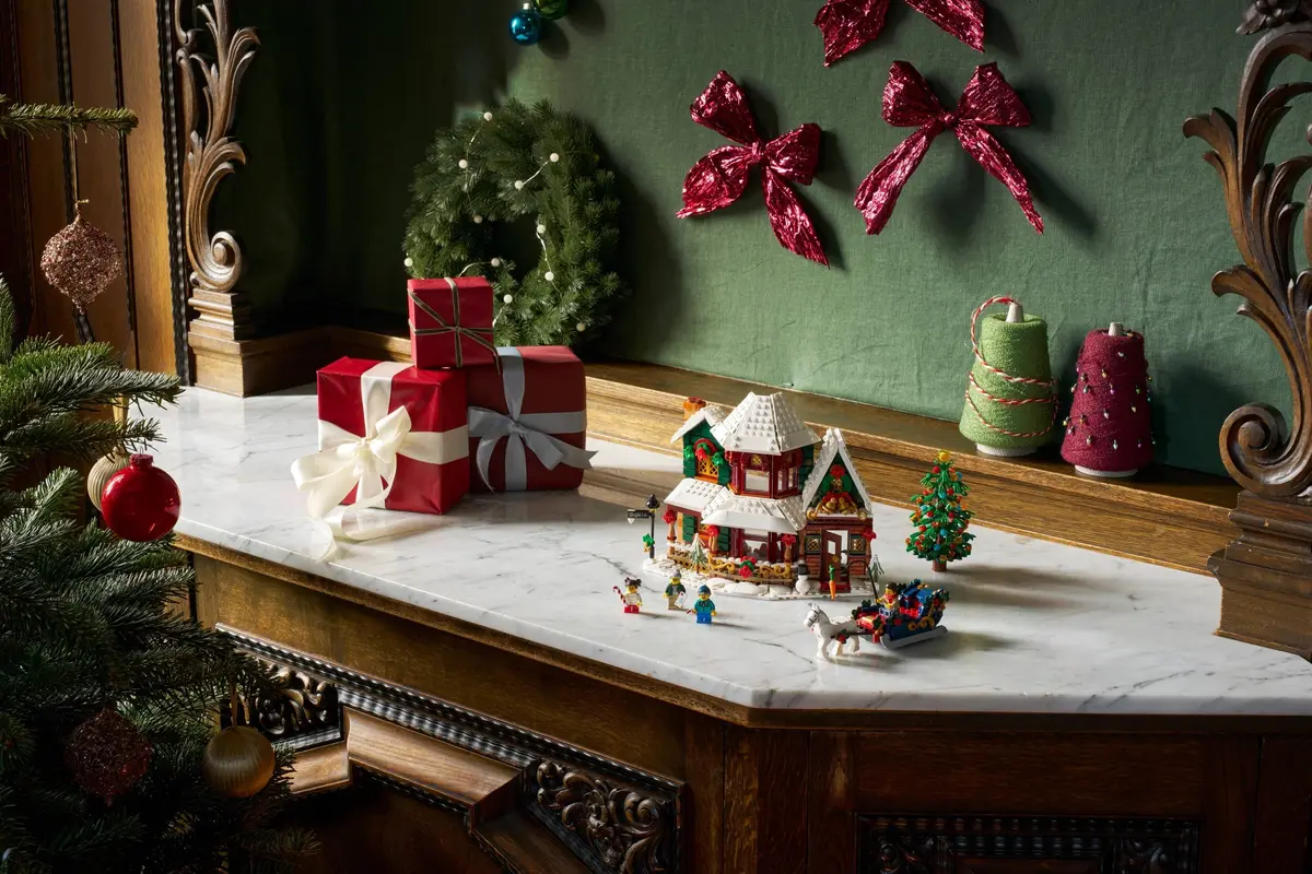 LEGO Icons 11387 Holiday House set, image 11