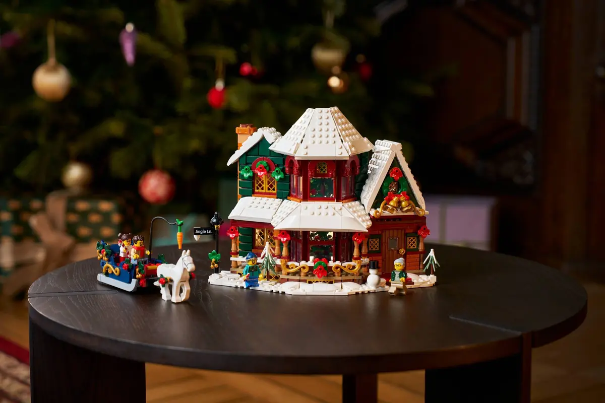 LEGO Icons 11387 Holiday House set, image 12