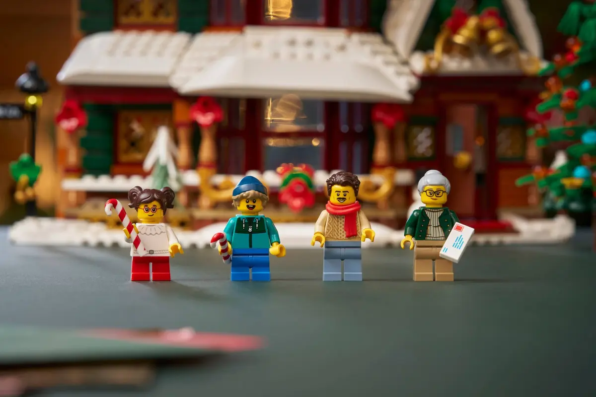 LEGO Icons 11387 Holiday House set, image 10
