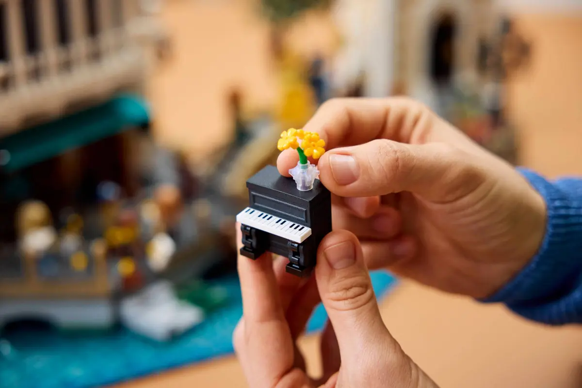 LEGO Icons 11388 Venetian Neighbourhood set, image 4