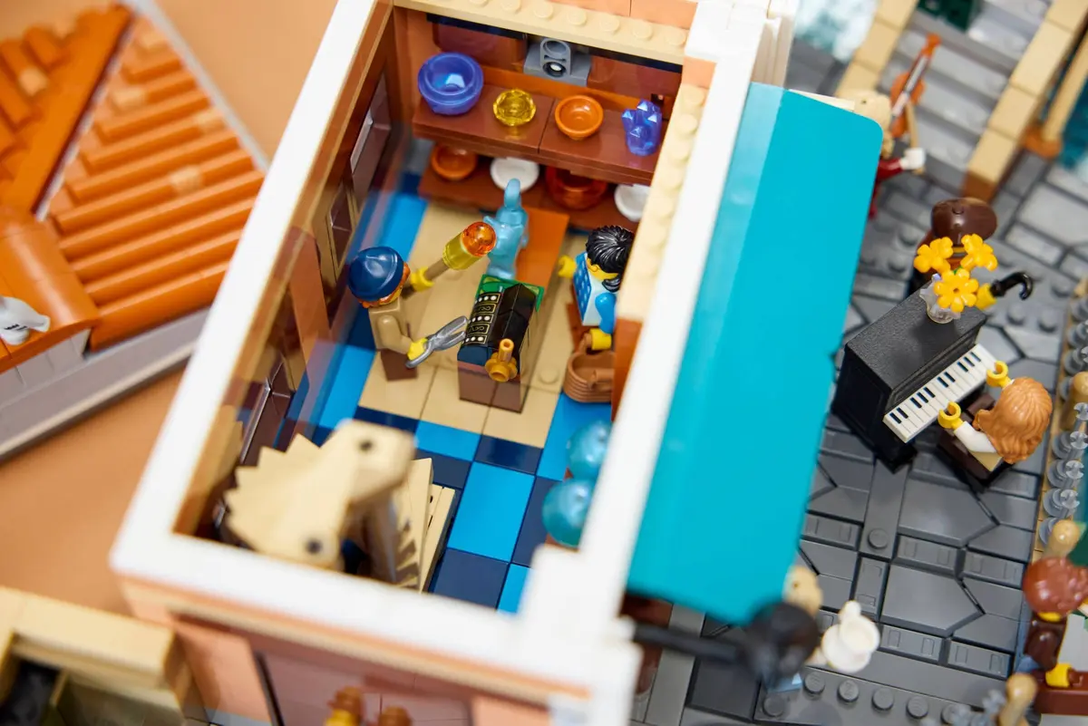 LEGO Icons 11388 Venetian Neighbourhood set, image 6