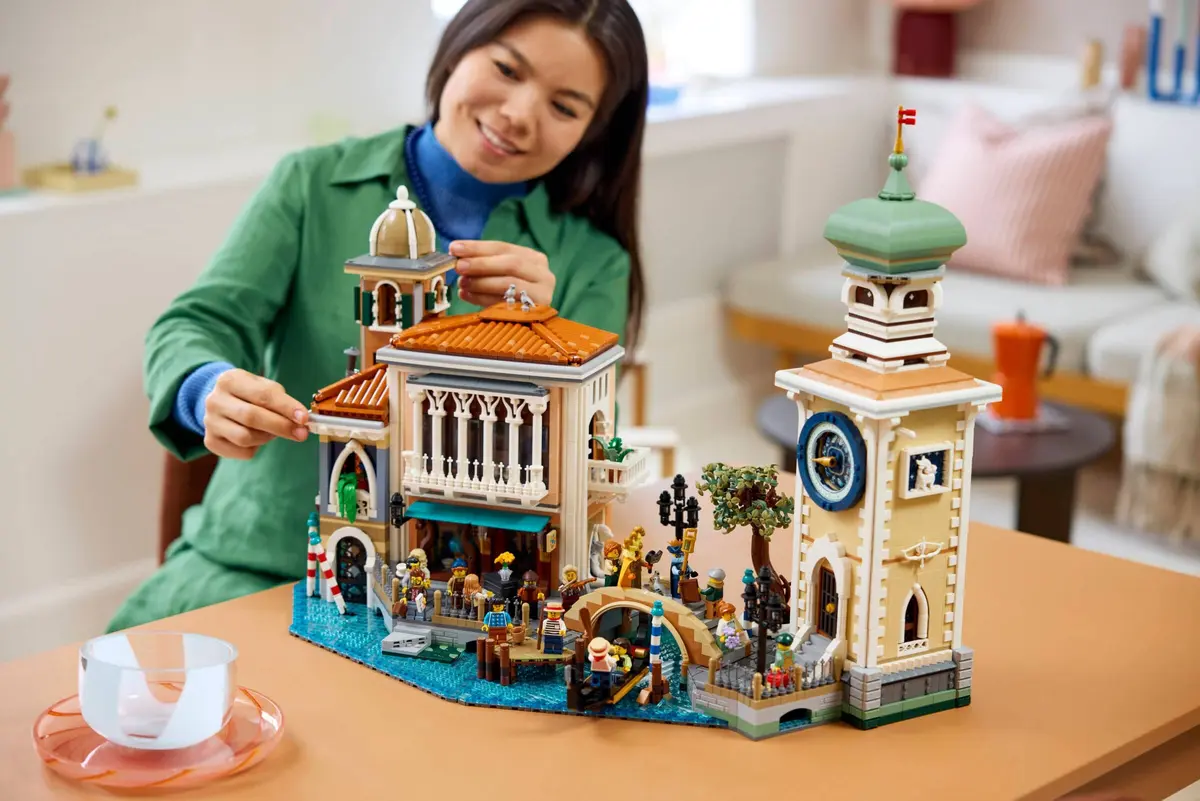 LEGO Icons 11388 Venetian Neighbourhood set, image 9