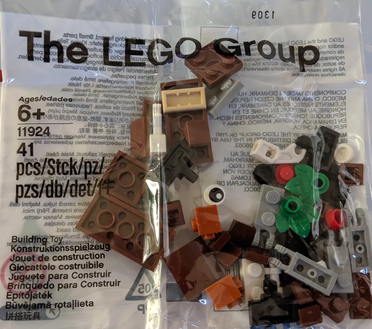 LEGO Miscellaneous 11924 Christmas Ideas parts set, image 2