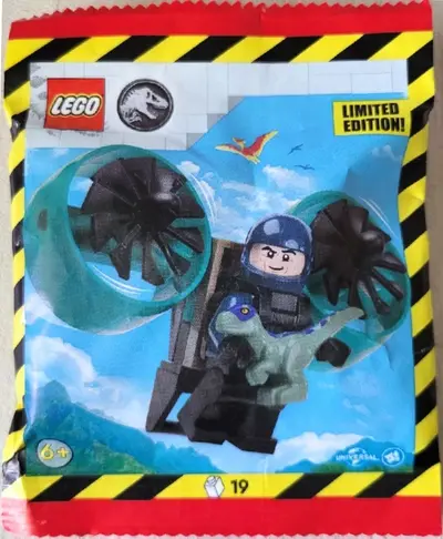 LEGO Jurassic World 122505 Ranger with Helipack and Baby Raptor set