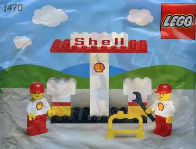 LEGO Town 1470 Petrol Pumps and Garage Staff set