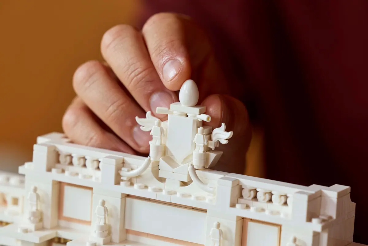 LEGO Architecture 21062 Trevi Fountain set, image 4