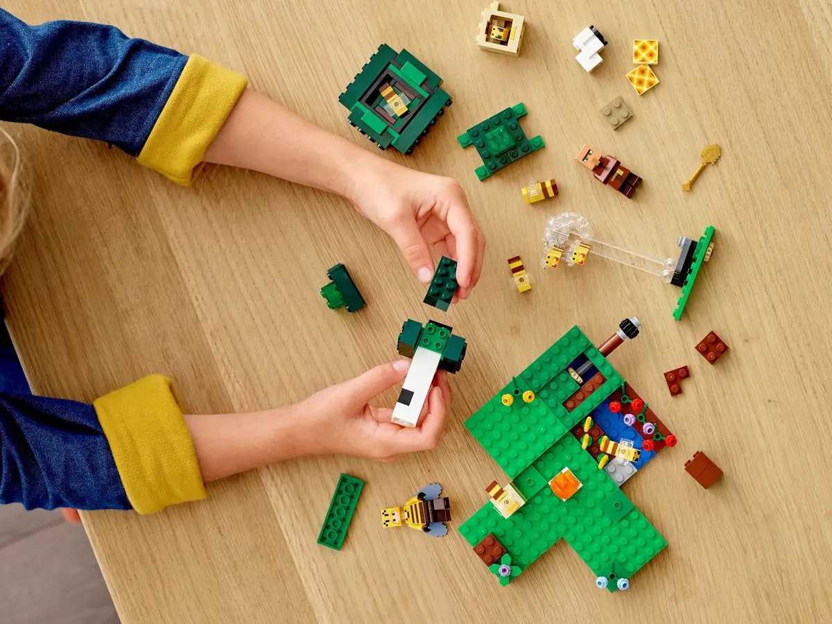 LEGO Minecraft 21165 The Bee Farm set, image 12