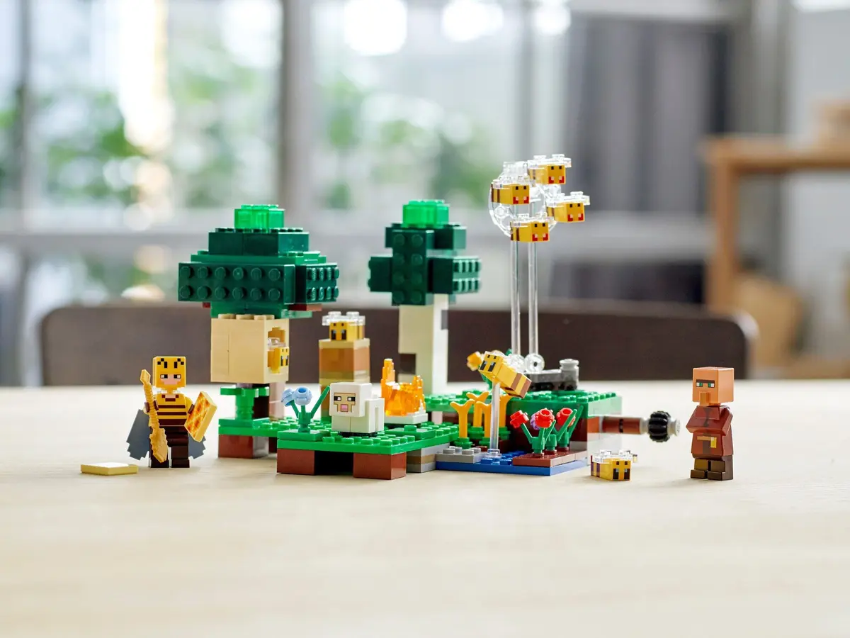 LEGO Minecraft 21165 The Bee Farm set, image 4