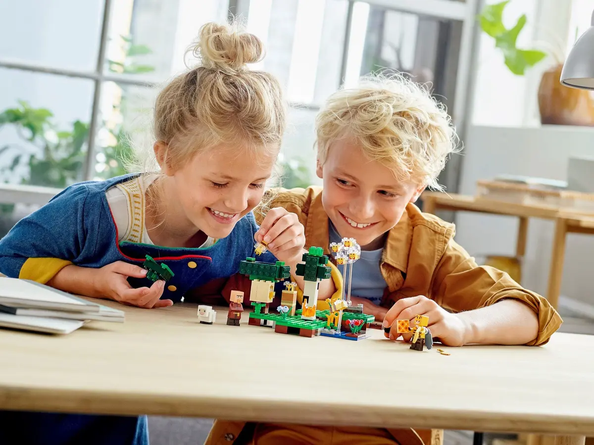 LEGO Minecraft 21165 The Bee Farm set, image 3