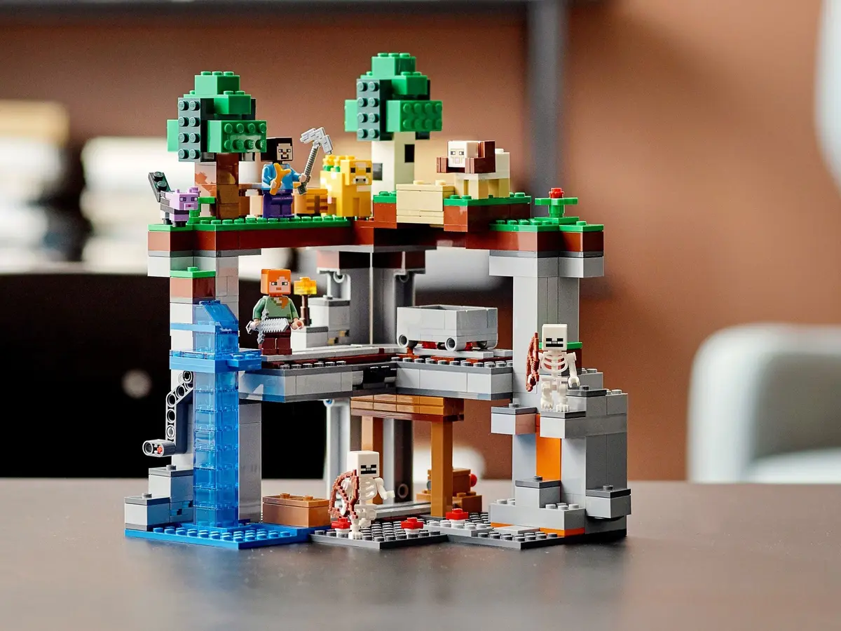 LEGO Minecraft 21169 The First Adventure set, image 5