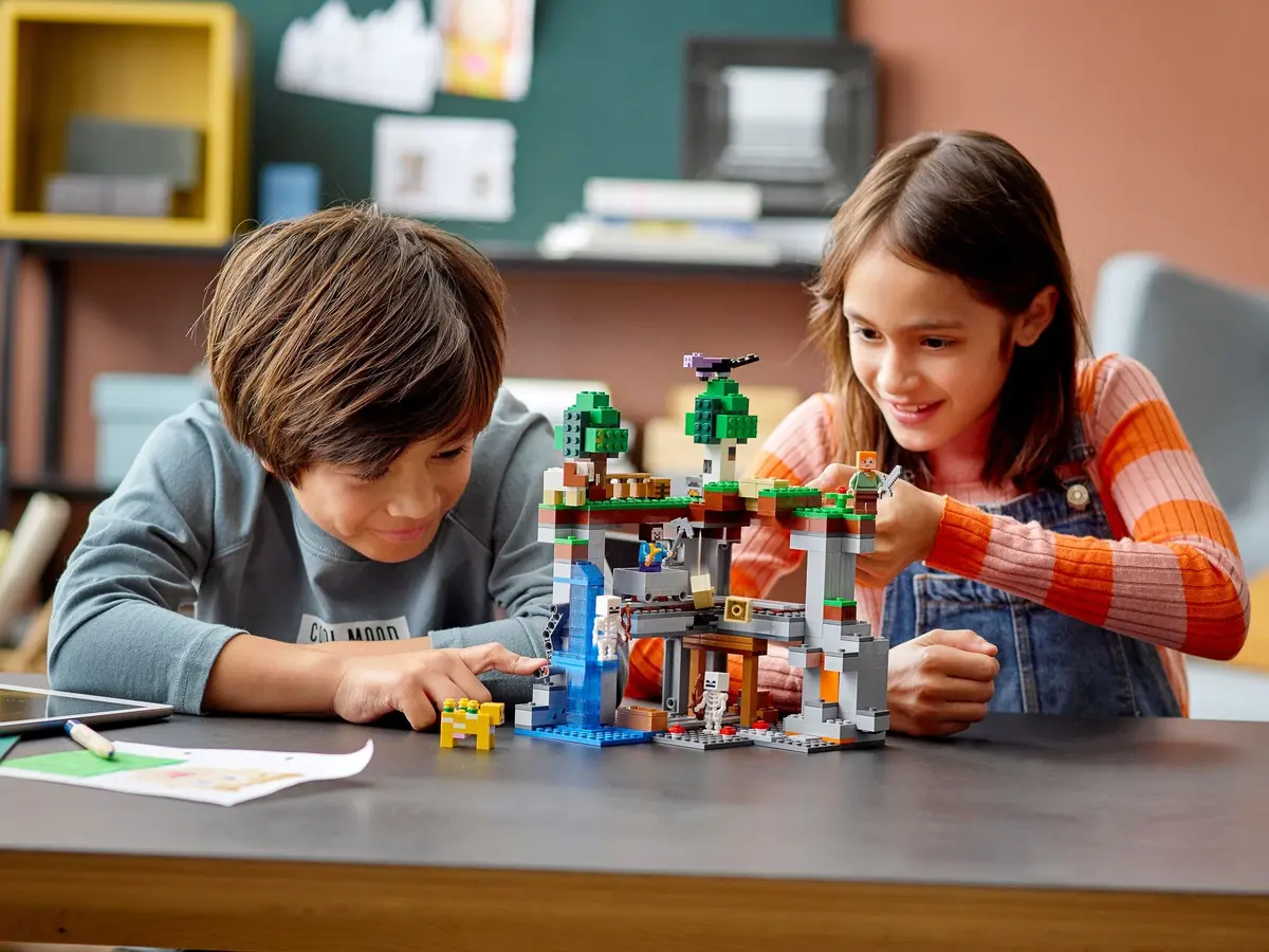 LEGO Minecraft 21169 The First Adventure set, image 4