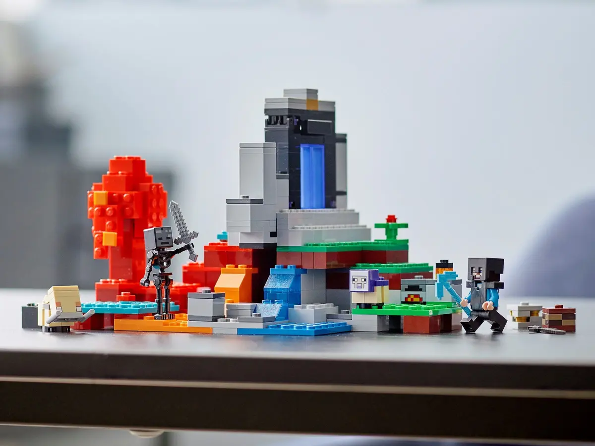 LEGO Minecraft 21172 The Ruined Portal set, image 3