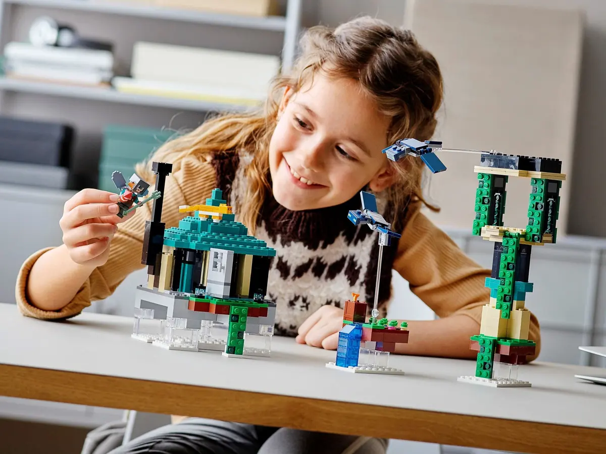 LEGO Minecraft 21173 The Sky Tower set, image 3