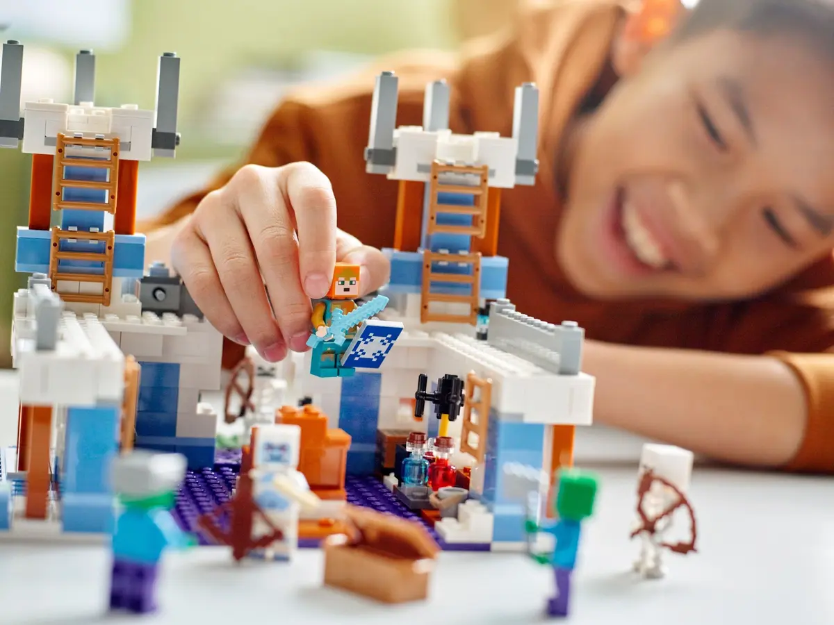 LEGO Minecraft 21186 The Ice Castle set, image 9