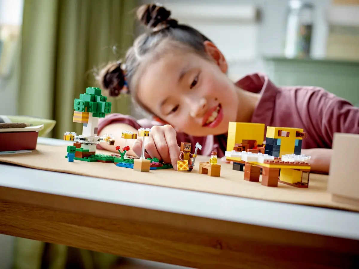 LEGO Minecraft 21241 The Bee Cottage set, image 10