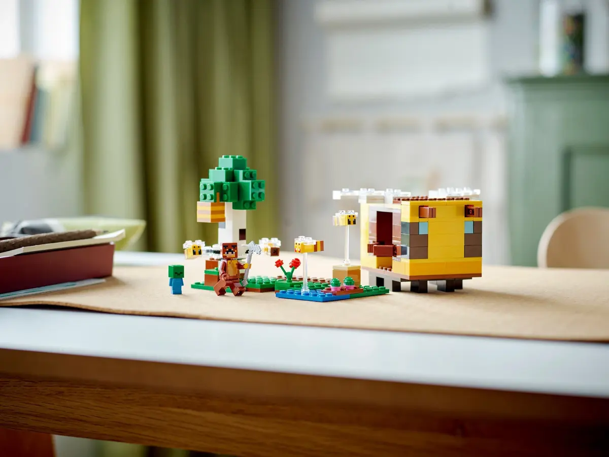 LEGO Minecraft 21241 The Bee Cottage set, image 3