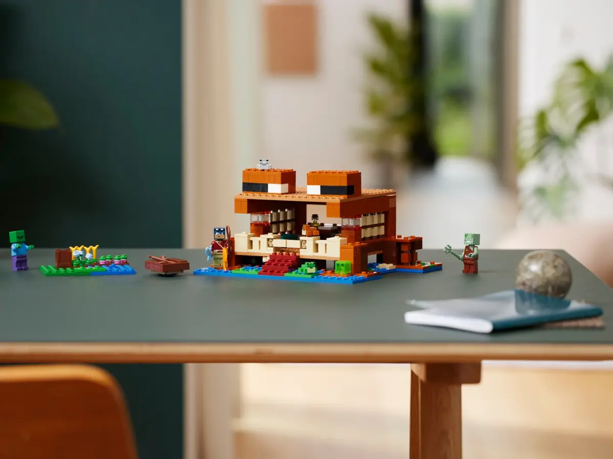 LEGO Minecraft 21256 The Frog House set, image 3