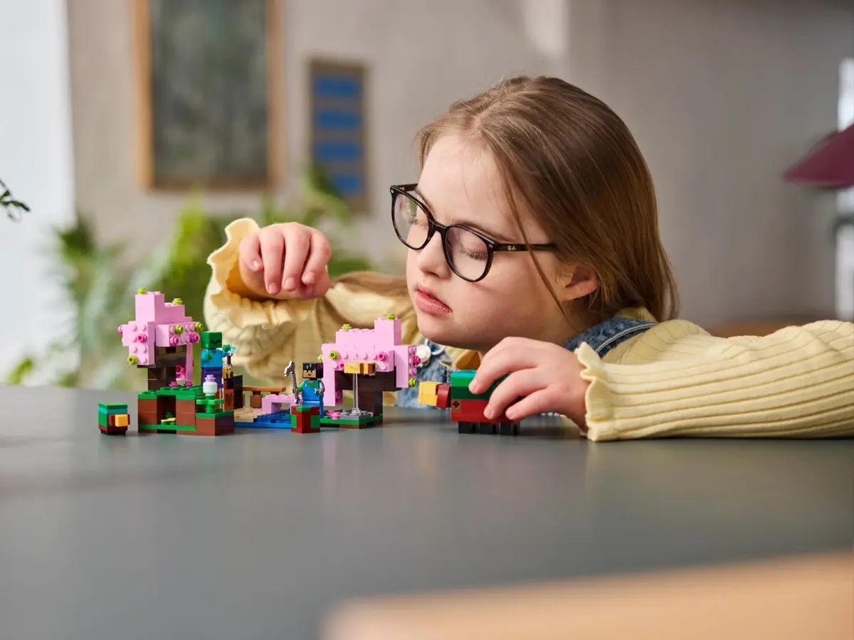 LEGO Minecraft 21260 The Cherry Blossom Garden set, image 8