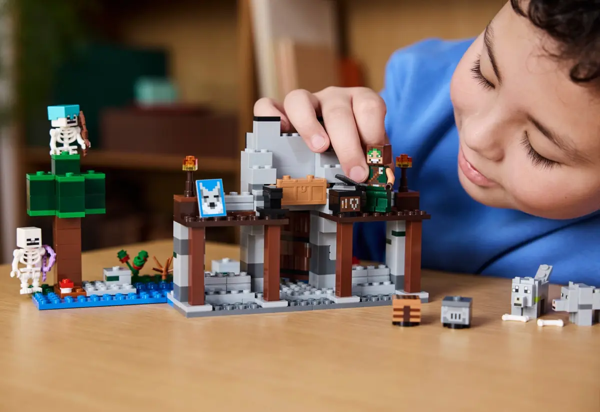 LEGO Minecraft 21261 The Wolf Stronghold set, image 9