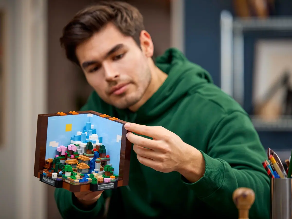 LEGO Minecraft 21265 The Crafting Table set, image 4