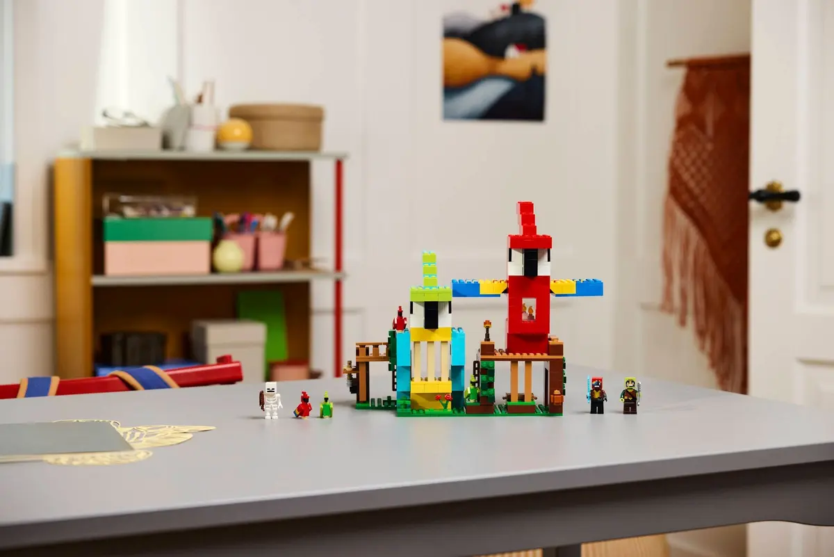 LEGO Minecraft 21282 The Parrot Houses set, image 6