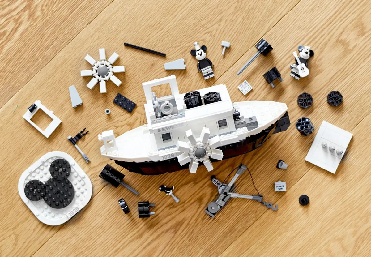 LEGO Ideas 21317 Steamboat Willie set, image 8