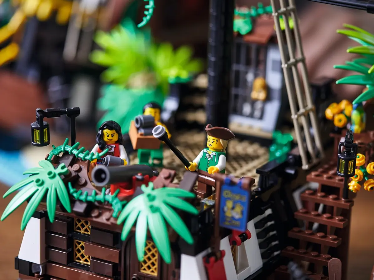 LEGO Ideas 21322 Pirates of Barracuda Bay set, image 24