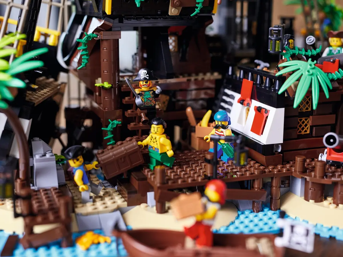 LEGO Ideas 21322 Pirates of Barracuda Bay set, image 26