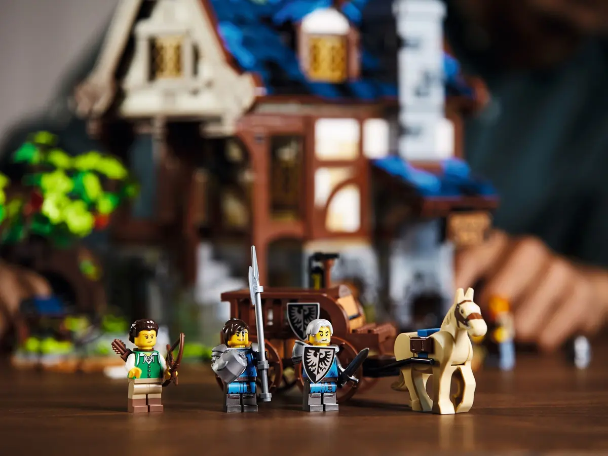 LEGO Ideas 21325 Medieval Blacksmith set, image 17