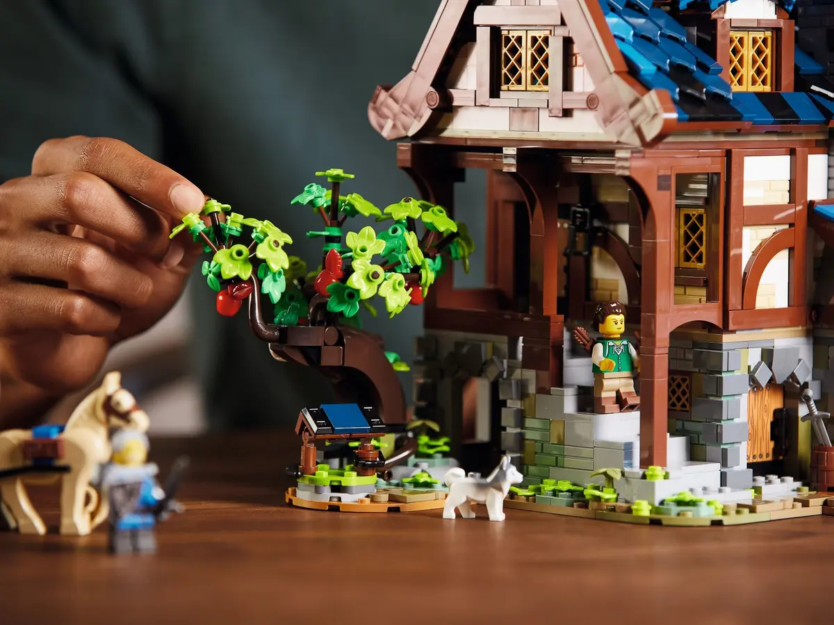 LEGO Ideas 21325 Medieval Blacksmith set, image 15