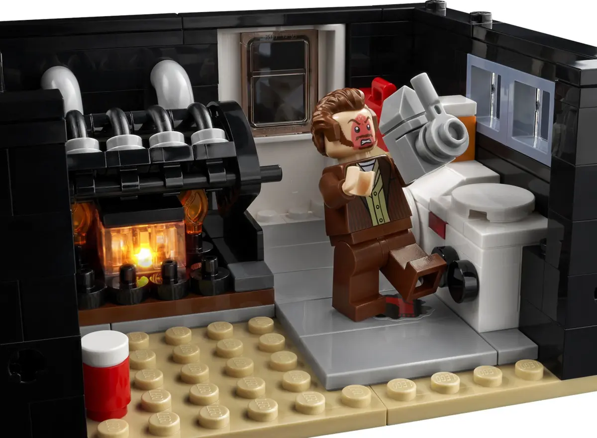 LEGO Ideas 21330 Home Alone set, image 4
