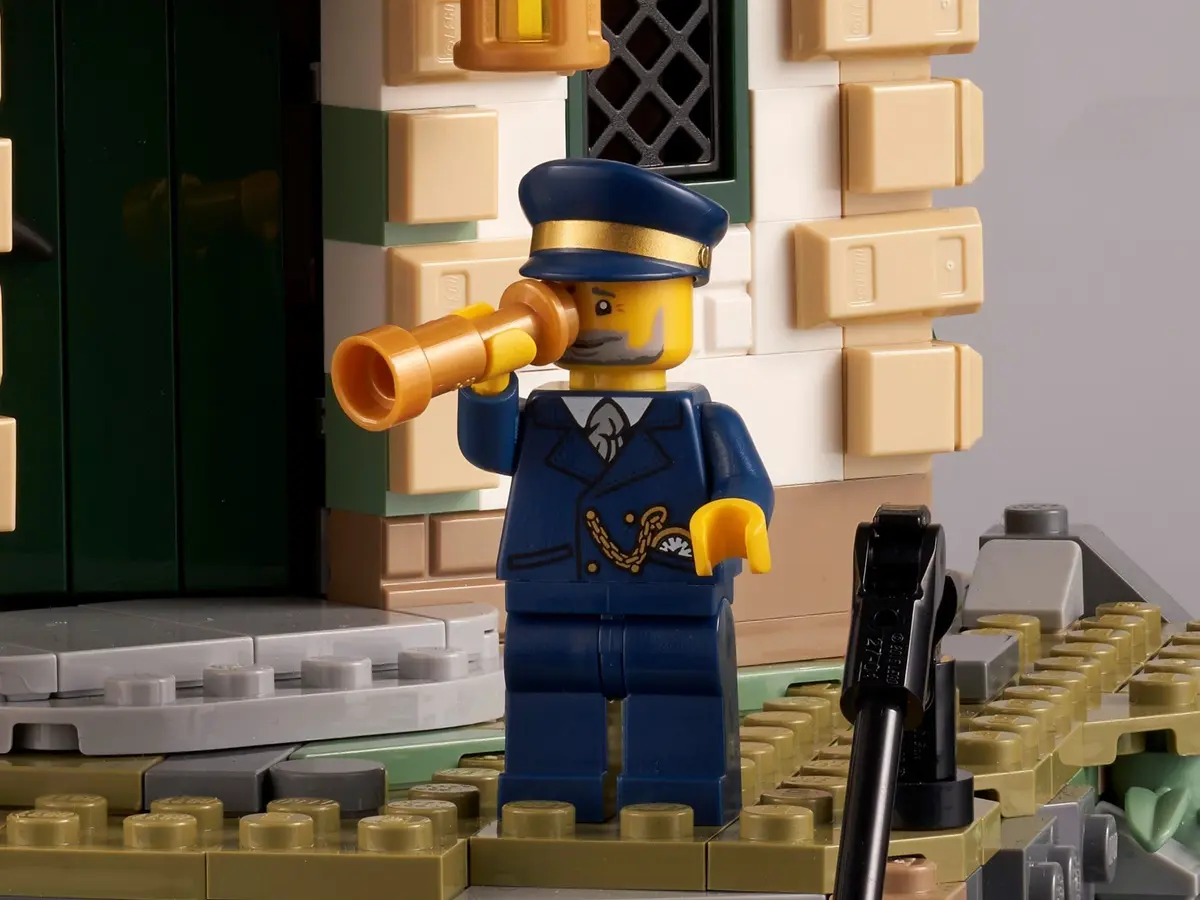 LEGO Ideas 21335 Motorised Lighthouse set, image 6