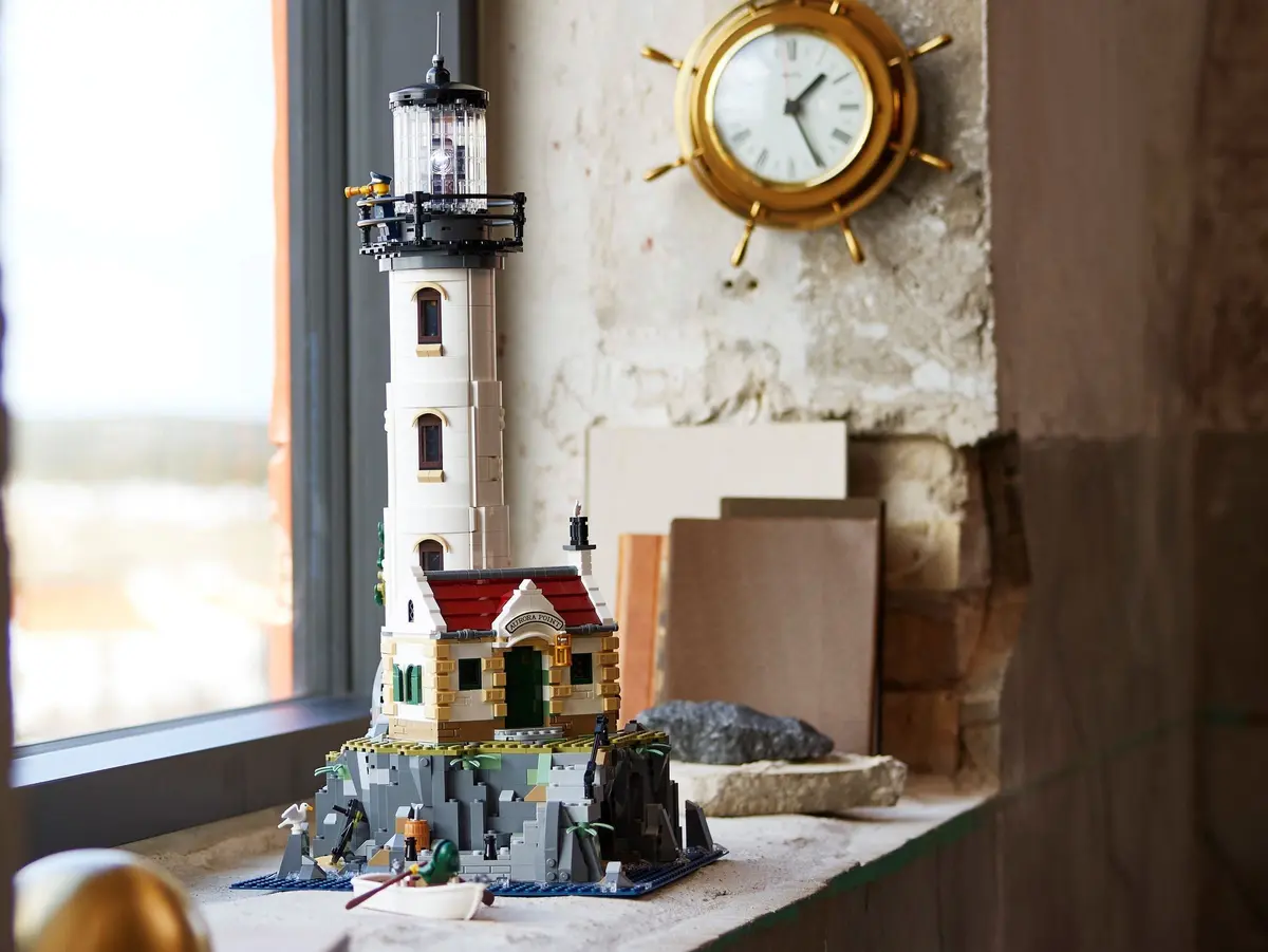 LEGO Ideas 21335 Motorised Lighthouse set, image 19
