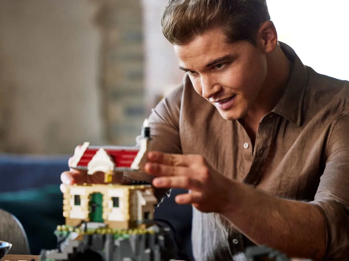 LEGO Ideas 21335 Motorised Lighthouse set, image 8