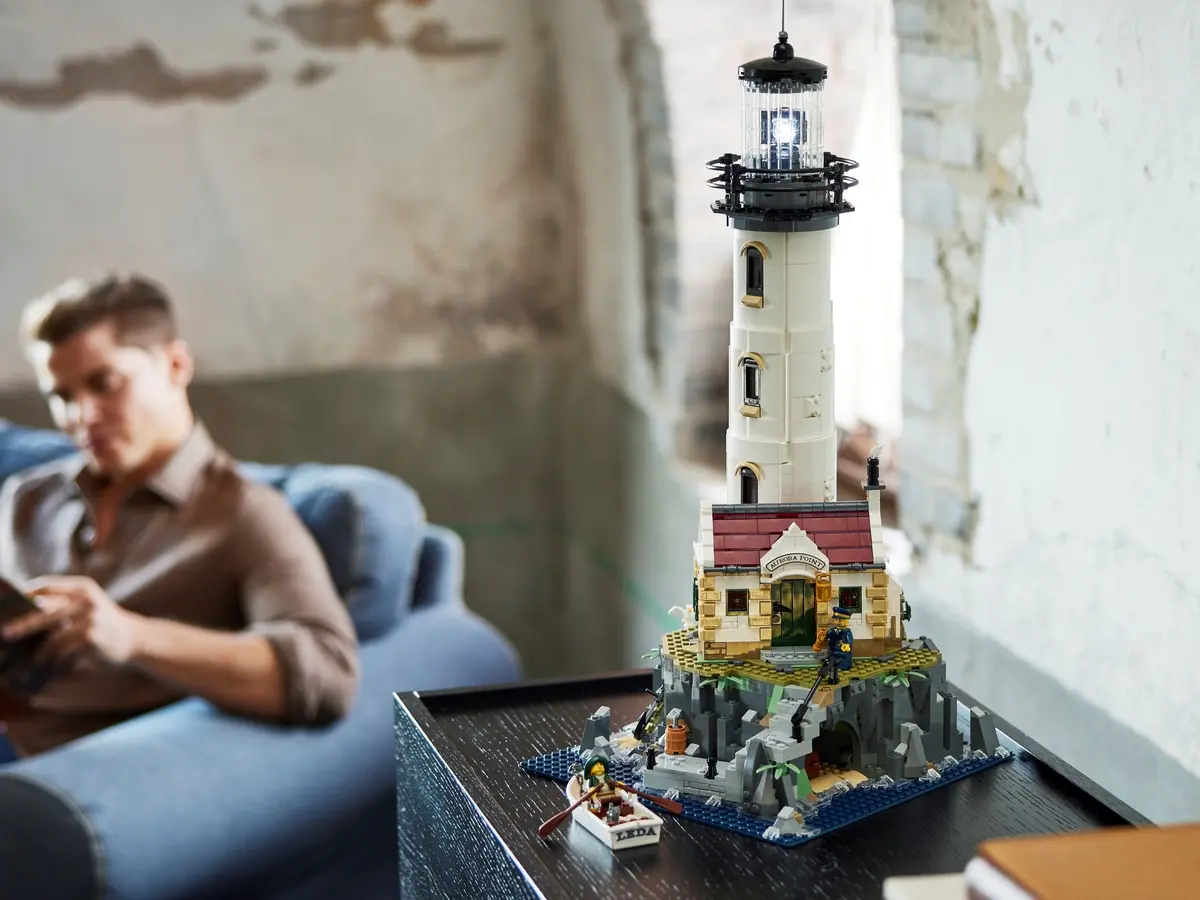 LEGO Ideas 21335 Motorised Lighthouse set, image 14