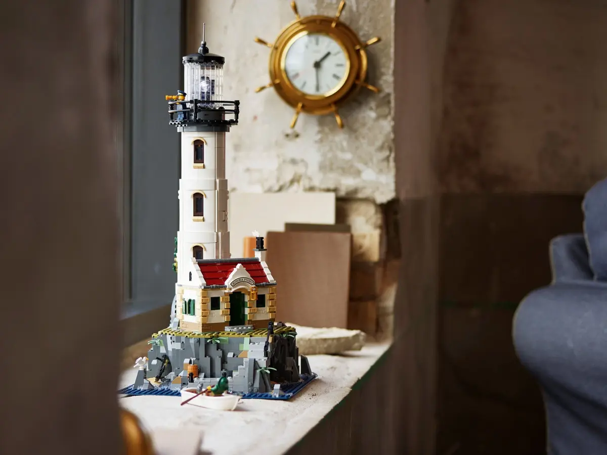 LEGO Ideas 21335 Motorised Lighthouse set, image 15