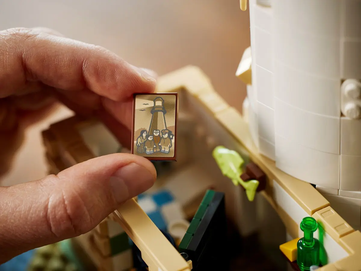 LEGO Ideas 21335 Motorised Lighthouse set, image 12